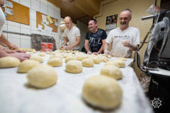 15.02.2023 Szczecin Cukiernia Malinowa piecze pączki na tłósty czwartek   Fot. Robert Stachnik
