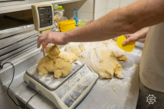 15.02.2023 Szczecin Cukiernia Malinowa piecze pączki na tłósty czwartek   Fot. Robert Stachnik