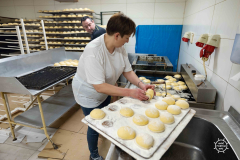 15.02.2023 Szczecin Cukiernia Malinowa piecze pączki na tłósty czwartek   Fot. Robert Stachnik