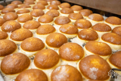 15.02.2023 Szczecin Cukiernia Malinowa piecze pączki na tłósty czwartek   Fot. Robert Stachnik