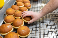15.02.2023 Szczecin Cukiernia Malinowa piecze pączki na tłósty czwartek   Fot. Robert Stachnik