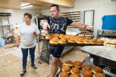 15.02.2023 Szczecin Cukiernia Malinowa piecze pączki na tłósty czwartek   Fot. Robert Stachnik