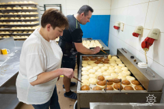 15.02.2023 Szczecin Cukiernia Malinowa piecze pączki na tłósty czwartek   Fot. Robert Stachnik